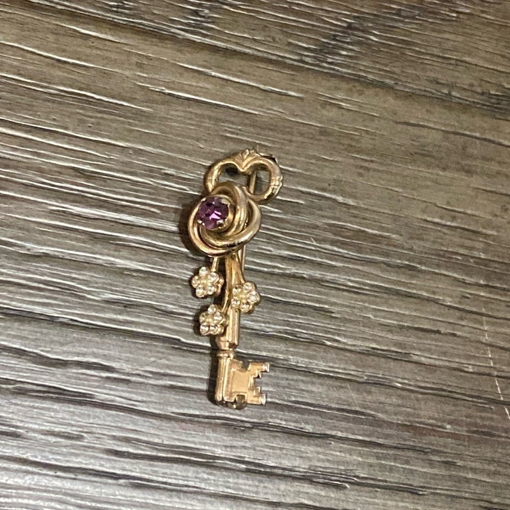 Vintage Cora Gold Tone heart & key Brooches pin